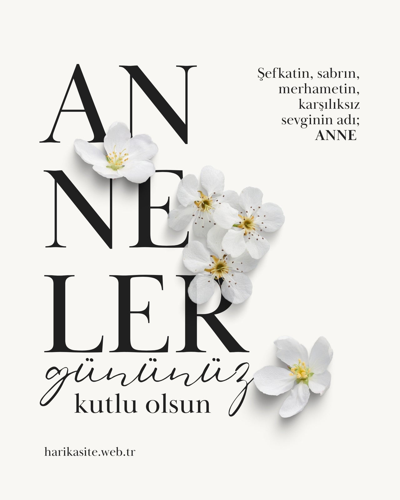 Anneler Gününüz Kutlu Olsun - Beyaz Çiçekli Tipografi Motto Kartı
